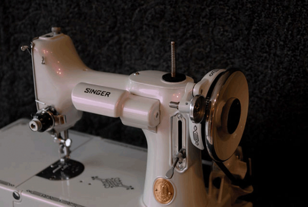 Singer Sewing machine with violet ghost Pearls ® ®